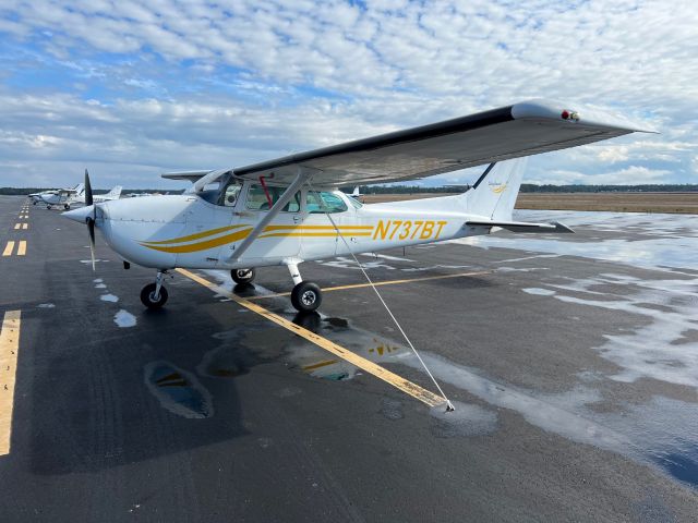 Cessna Skyhawk (N737BT)