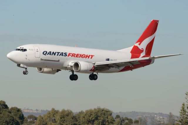 Boeing 737-700 (VH-XMB) - On short finals for runway 05. Tuesday 22nd July 2014.