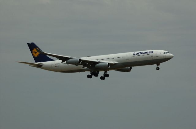 Airbus A340-300 (D-AIGH)