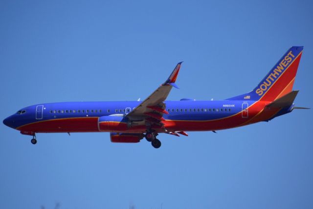 Boeing 737-800 (N8604K)