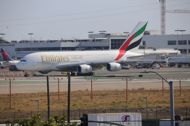 Airbus A380-800 (A6-EOM)