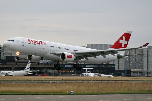 Airbus A330-200 (HB-IQO)