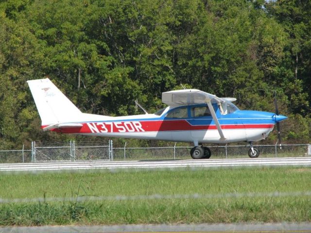 Cessna Skyhawk (N3750R) - Runway 14 at Downtown Shreveport.