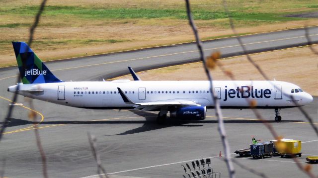 Airbus A321 (N980JT)