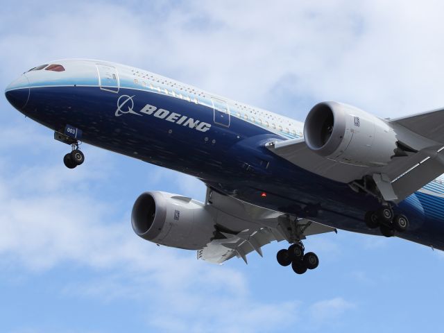 Boeing 787-8 (N787BX) - Boeing 787 on short finals to LHR as part of it's World Tour.