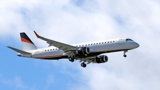 Embraer ERJ-190 (VH-ZPT) - Embraer ERJ-190AR E190. Cobham VH-ZPT approach runway 21, YPPH.17/05/19.