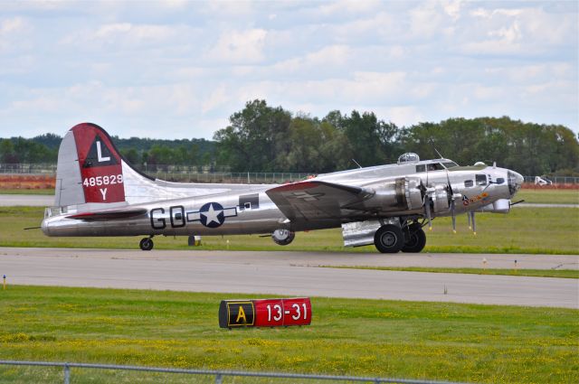 N3193G — - Yankee Lady, taxiing Fargo, July 20, 2010.