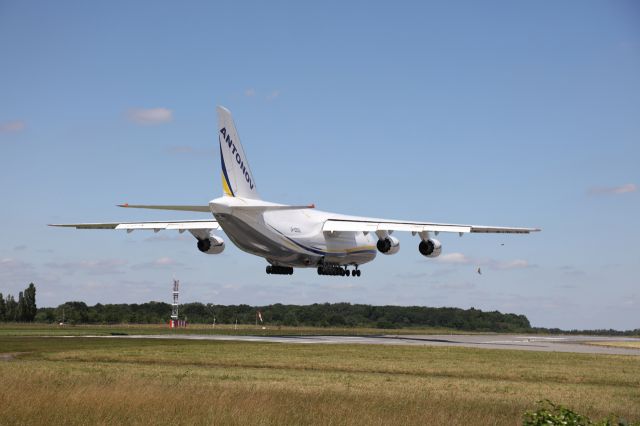 Antonov An-124 Ruslan (UR-82009) - Landing Nantes le 24 juin 2016