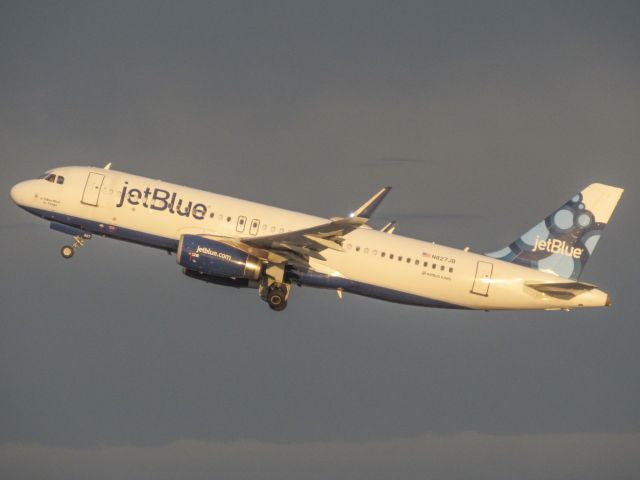 Airbus A320 (N827JB)