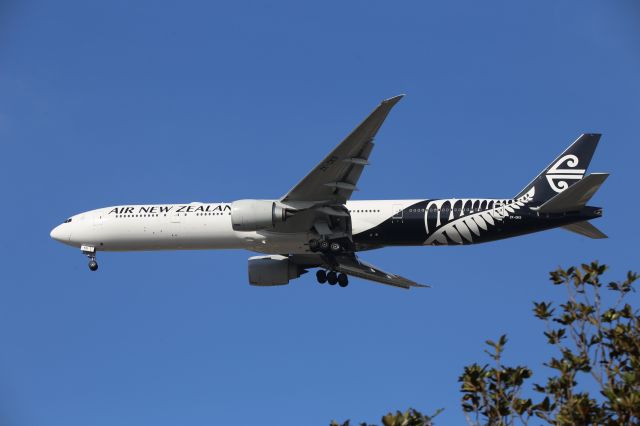 BOEING 777-300ER (ZK-OKS)