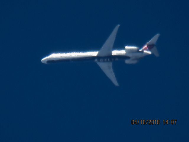 McDonnell Douglas MD-90 (N927DN)