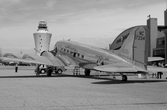 Douglas DC-3 (NC17334)