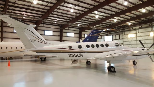 Beechcraft Super King Air 300 (N35LW)