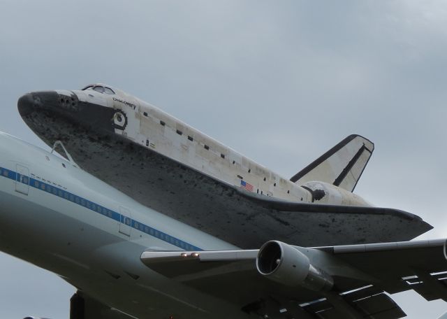 — — - Discovery (OV-103) on her last flight to the NASM Udvar-Hazy Center on the back of N905NA