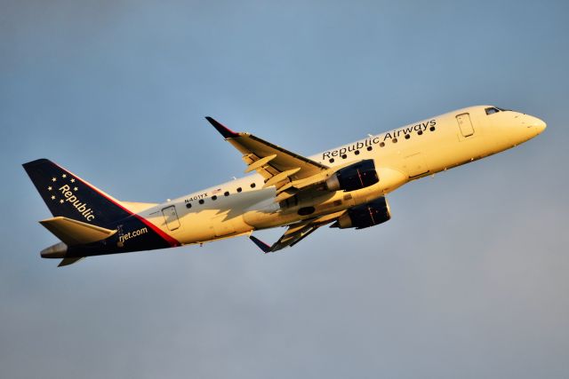 Embraer 175 (N401YX)