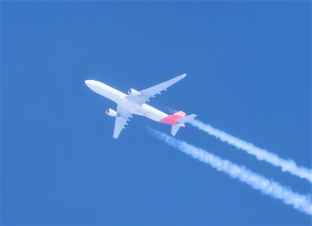 Airbus A330-300 (EC-LUX) - EC-LUX Airbus 330-302 Iberia IBE6275 de Madrid MAD vers Chicago ORD. survolant la ville Lavaltrie QC. le 12-03-2023 à 14:03