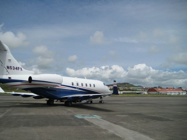 Bombardier Challenger 300 (N534FX)