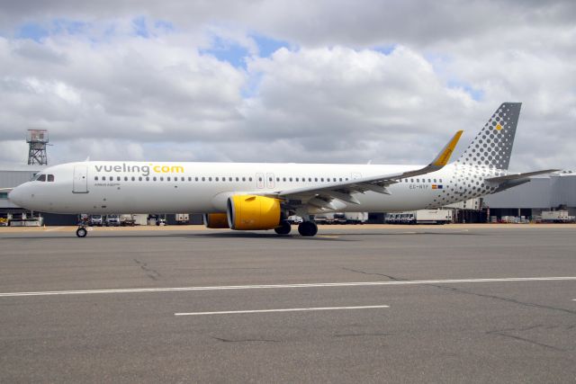 Airbus A321neo (EC-NYF) - Taxiing to depart rwy 27R on 7-Apr-24 operating flight VLG8961 to LFPO.
