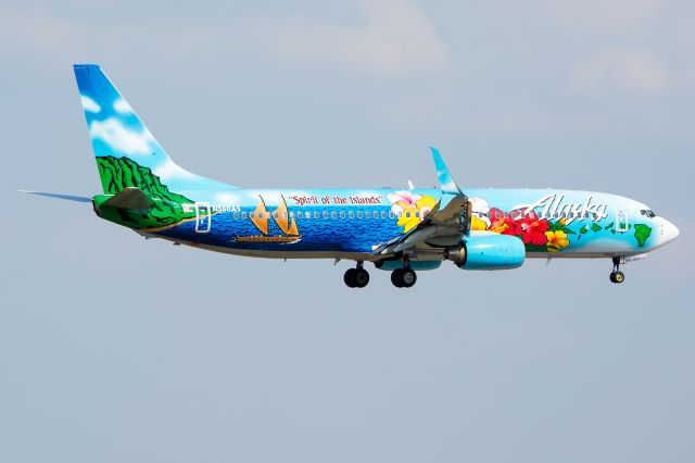 Boeing 737-700 (N560AS) - 08/16/2015 Alaska Airlines N560AS B737 Spirit of the Islands KDFW