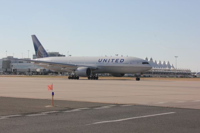 Boeing 777-200 (N786UA)