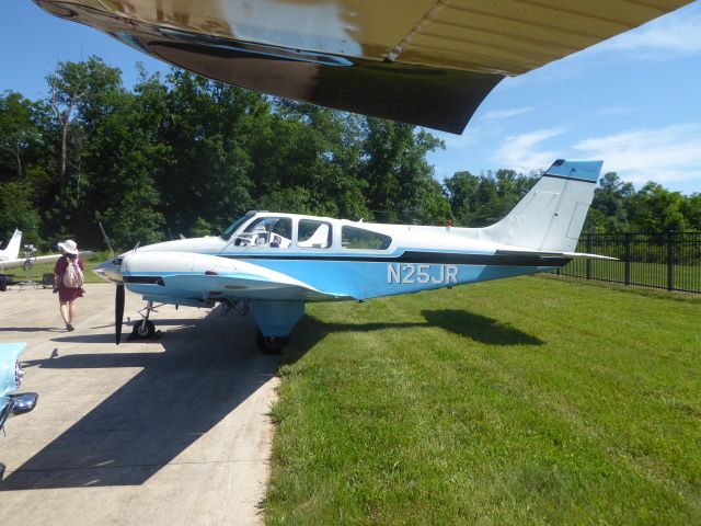 Beechcraft Baron (58) (N25JR)
