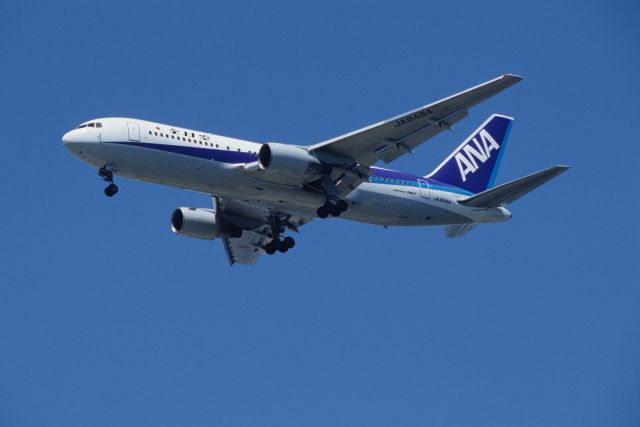 BOEING 767-200 (JA8484) - Final Approach to Tokyo-Haneda Intl Airport Rwy16L on 1994/08/16