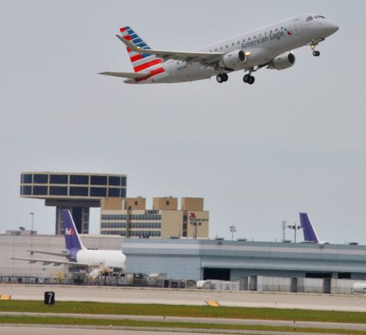 Embraer 170/175 (N202NN)