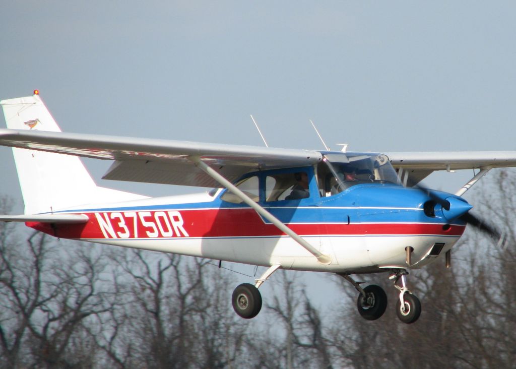 Cessna Skyhawk (N3750R) - Doing some touch and goes at the Downtown Shreveport airport.