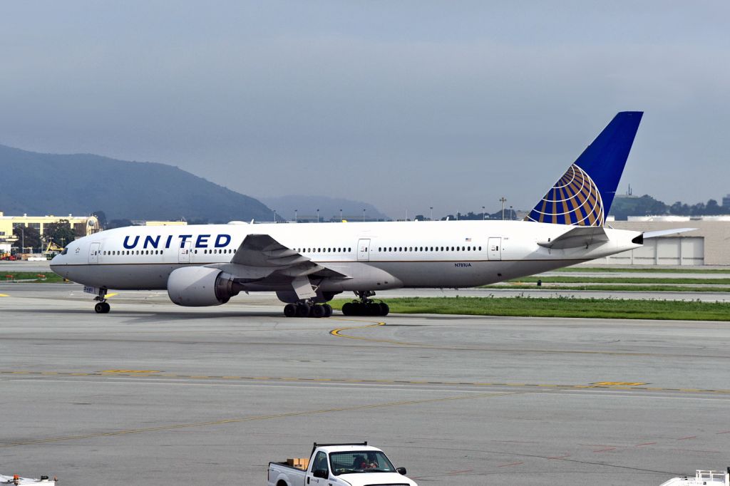 Boeing 777-200 (N781UA)