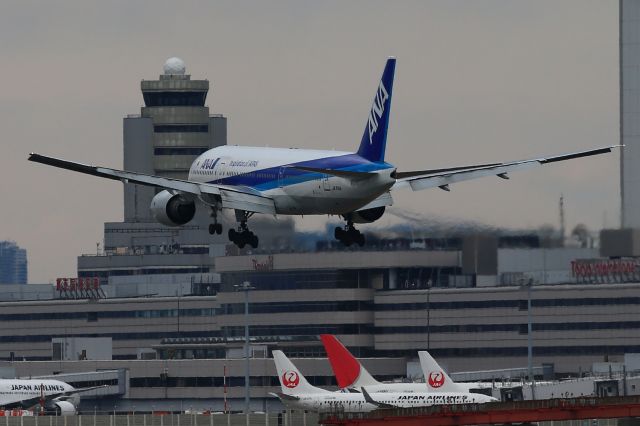 Boeing 777-200 (JA714A)