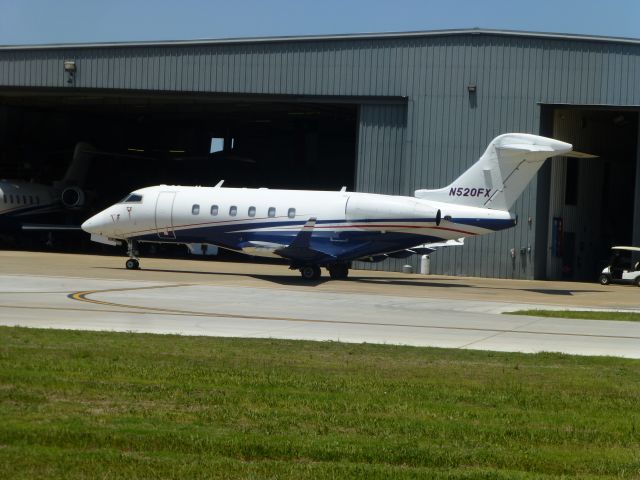 Bombardier Challenger 300 (N520FX)