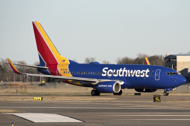 Boeing 737-700 (N737JW)