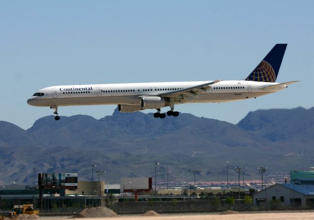 BOEING 757-300 (N56859) - KLAS - 4/1/2005 Continental 757-300 over the numbers for 1R at Las Vegas