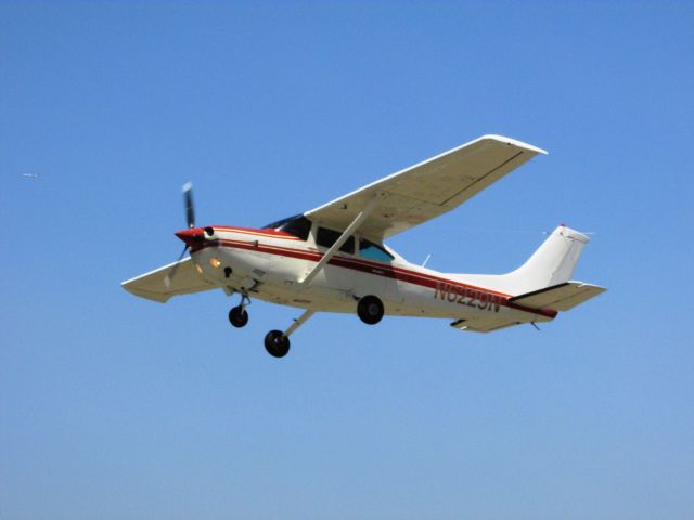 Cessna Skylane (N6229N) - Taking off from RWY 24