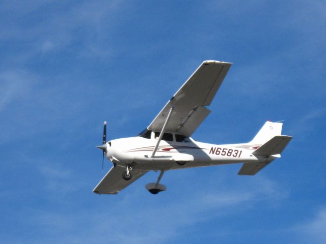 Cessna Skyhawk (N65831) - Landing on RWY 24