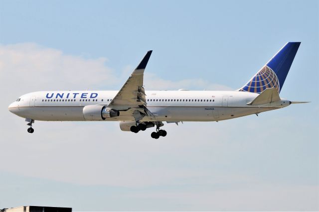 BOEING 767-300 (N664UA)