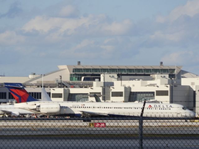 McDonnell Douglas MD-90 (N957DN)