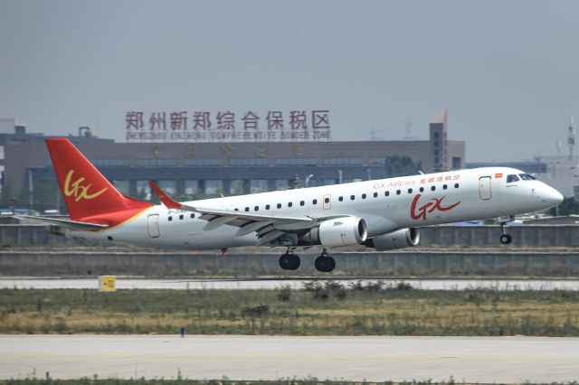 B-3186 — - ERJ190-100LR(B-3186) Landing