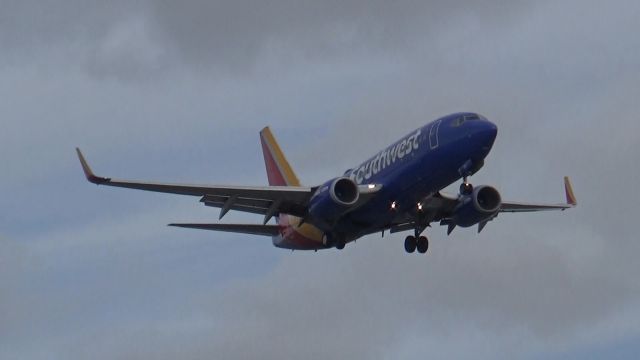 Boeing 737-700 (N788SA) - New Livery Southwest Boeing 737-700 comes on final for Runway 24R