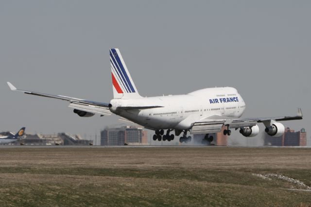 Boeing 747-400 (F-GITH) - April 16, 2009 - touchdown Toronto 