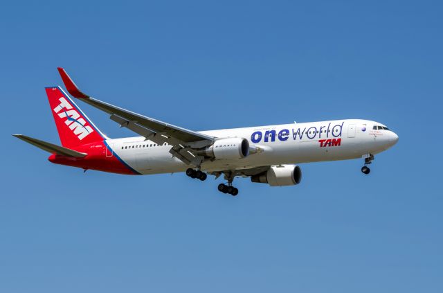 BOEING 767-300 (PT-MOC) - TAM 763ER PT-MOC One World