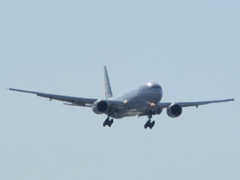 Boeing 777-200 (N768AA)