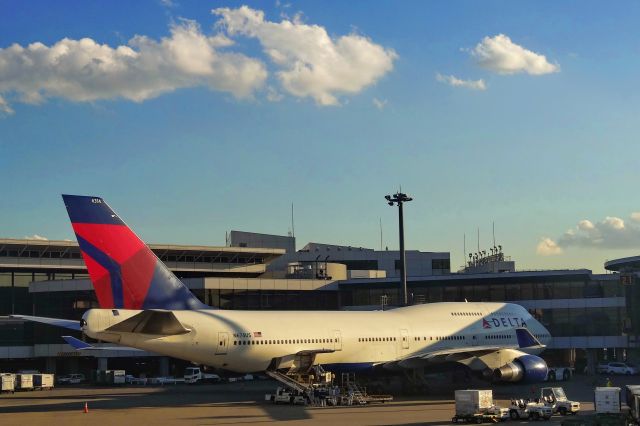 Boeing 747-200 (N674US)