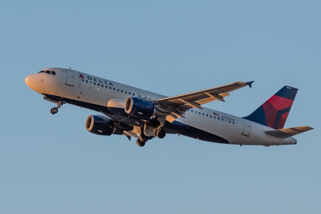 Airbus A320 (N330NW) - N330NW br /A320 CN:307 br /DAL2286 FLL-JFK br /2017-04-07 KFLL RWY 28Rbr /Photo:Rafael Zorrilla