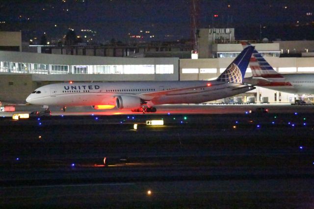 BOEING 787-10 Dreamliner —