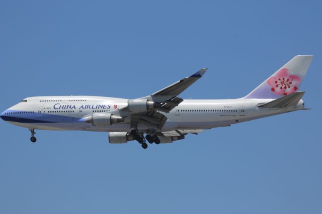 Boeing 747-400 (B-18211)