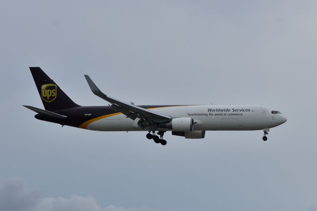 BOEING 767-300 (N318UP)