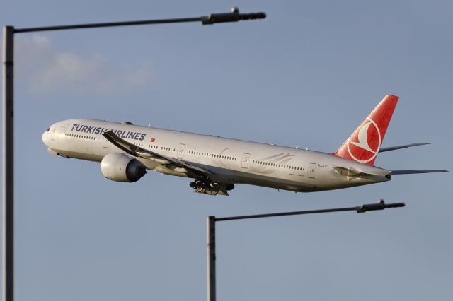 BOEING 777-300 (TC-JJV) - 8th October, 2022: Taking off into the sunset from runway 27L at Heathrow at flight TK 1986 bound for Istanbul Havalimani.