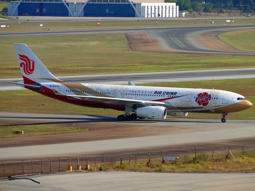 Airbus A330-200 (B-6075) - Air China - B-6075 - Airbus A330-200 - Pintura especial (Zijin Hao) Vermelho e dourado o único da frota