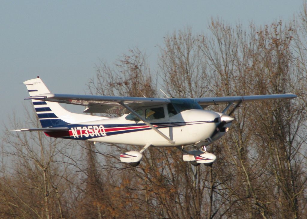 Cessna Skylane (N735RQ) - Landing on 14 at Downtown Shreveport.